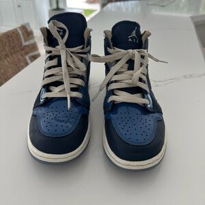 Grade School Jordan 1 Mid SE Craft Obsidian/White-French Blue size 4.5y big kid